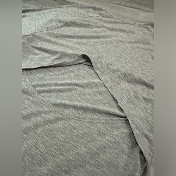 UNDER ARMOUR Long Sleeve Heather Gray Yoga Top Soft Vented Back Women’s Size XS - Picture 7 of 7